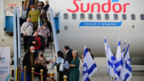 עולים שנמלטו מהמלחמה באוקראינה מגיעים לשדה התעופה בן גוריון (צילום: תומר נויברג/פלאש90)