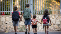 ילדים בדרך לבית הספר (צילום: יונתן זינדל/ פלאש90)