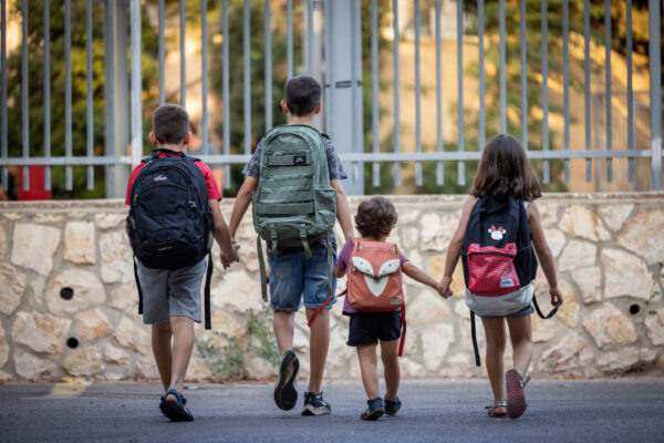 ילדים בדרך לבית הספר (צילום: יונתן זינדל/ פלאש90)