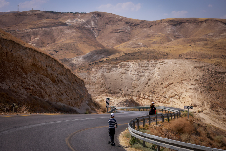משפחה חרדית בטיול במדבר יהודה (צילום: חיים גולדברג / פלאש 90)
