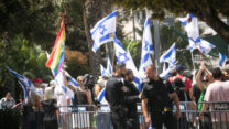 הפגה מול משטרת תל אביב במחאה בעקבות מעצרו של אמיתי עבודי בן ה-18, ה-1 באוגוסט 2023 (צילום: מרים אלסטר \ פלאש 90)