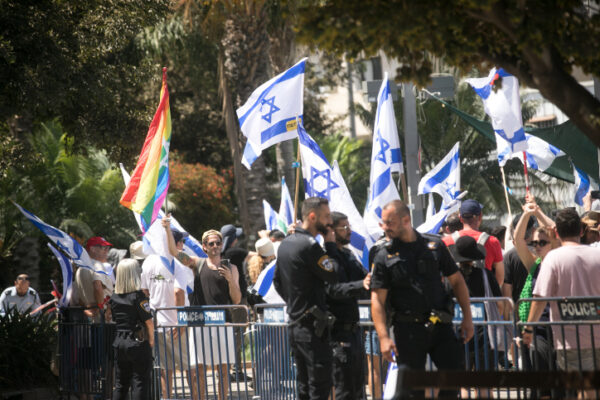 הפגה מול משטרת תל אביב במחאה בעקבות מעצרו של אמיתי עבודי בן ה-18, ה-1 באוגוסט 2023 (צילום: מרים אלסטר \ פלאש 90)