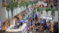 מבקרים בקניון דיזנגוף סנטר בתל אביב (צילום: מרים אלסטר / פלאש 90)