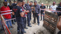 כוחות משטרה והצלה בזירה בה נהרגו שלושה בני אדם, בהם שני כבאים, בנפילה לבור בדיר אל אסד (צילום: דוד כהן/פלאש90)