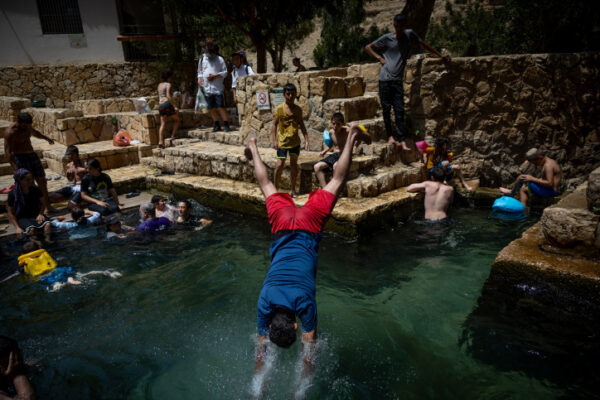 רוחצים בעין פרת בוואדי קלט (צילום: יונתן זינדל/פלאש90)