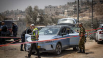 כוחות ביטחון בזירת הפיגוע בו נהרגה בת שבע ניגרי ז"ל ונפצע אזרח ישראלי בכביש 60, סמוך לחברון (צילום: חיים גולדברג / פלאש 90)