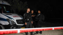 שוטרים בזירת הרצח באבו סנאן (צילום: שיר תורם/פלאש90)