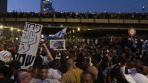 מפגינים חוסמים את נתיבי איילון במחאה על דריסתו והפקרתו של רפאל אדנה בן ה-4 (צילום: תומר נויברג/פלאש90)