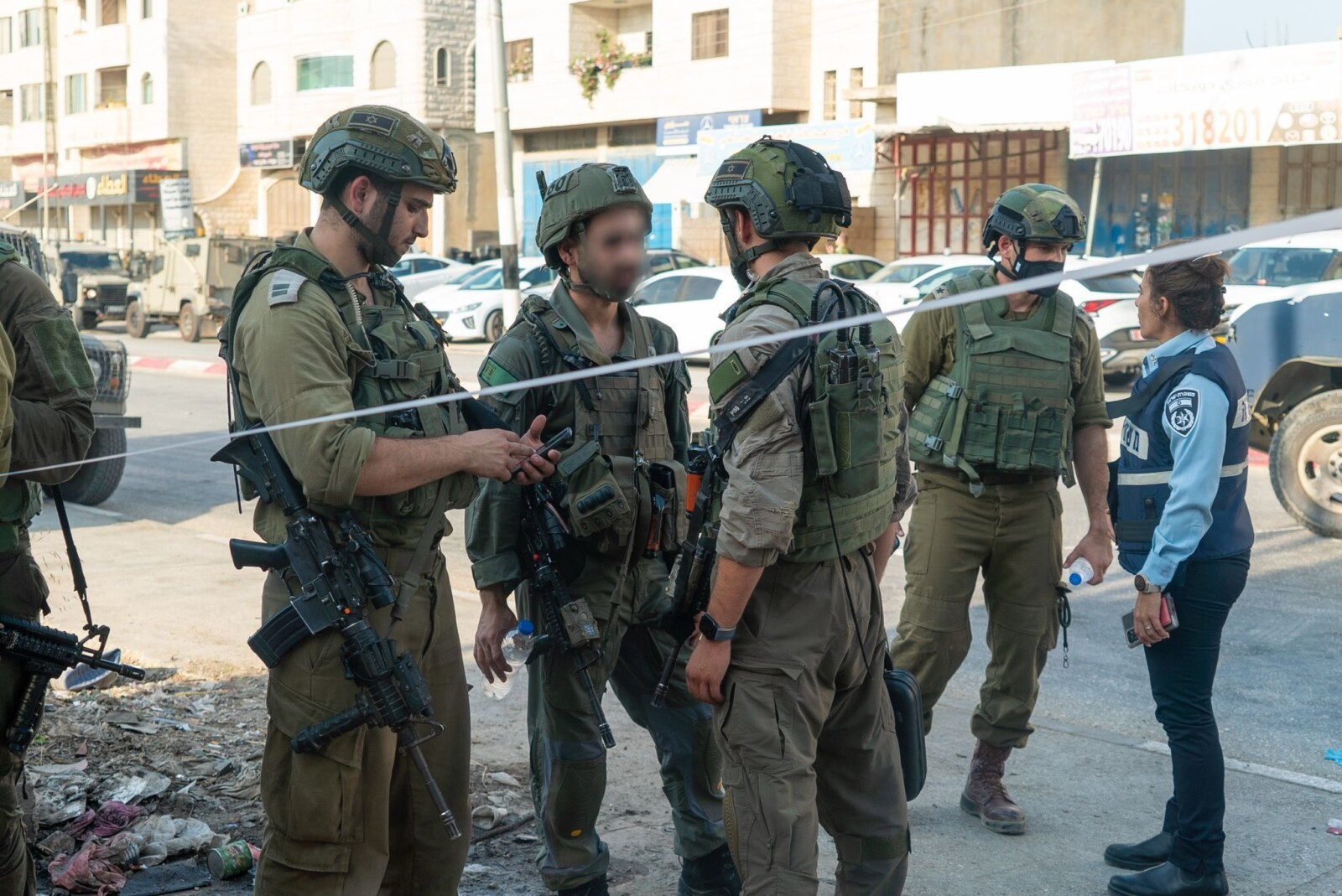 חיילי צה&quot;ל ושוטרת בזירת הפיגוע סמוך לחווארה (צילום: דובר צה&quot;ל)