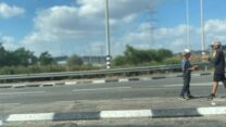 שני ילדים מקבצים נדבות בצומת אחיהוד (צילום: יהל פרג')