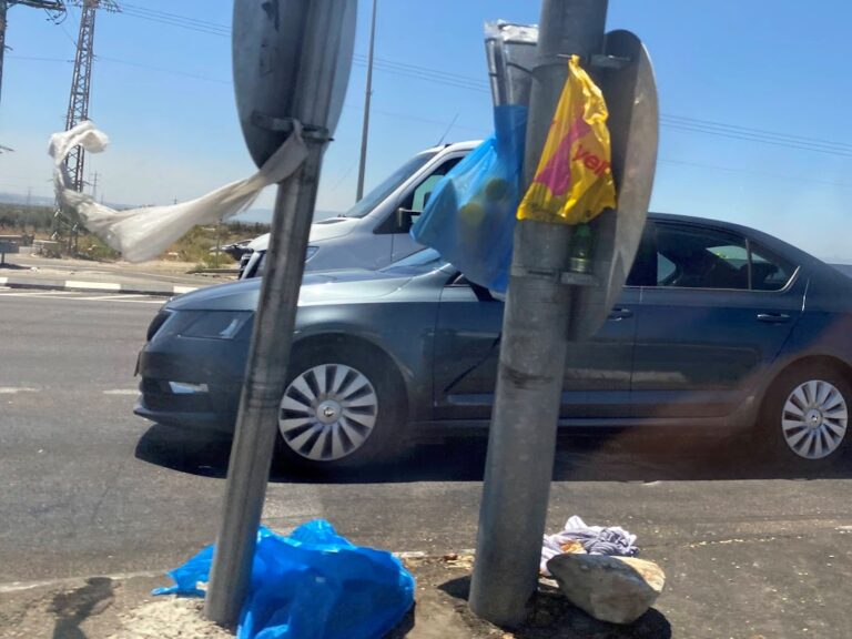 השקיות המסמנות את הצמתים בהם ילדים מקבצים נדבות (צילום: יהל פרג')