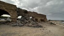הקשת שהתמוטטה בחוף האקוודוקט באמת המים בקיסריה (צילום: מוחמד חאטר, רשות העתיקות)