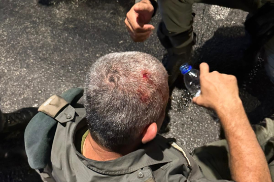 שוטר נפצע במהלך הפגנת המחאה בתל אביב, בעקבות דריסתו והפקרתו של רפאל אדנה בן ה-4 (צילום: דוברות המשטרה)