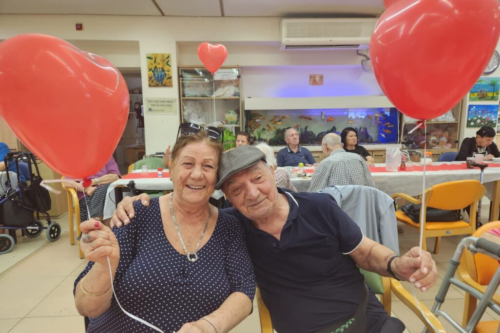 מרסל ומנחם חוגגים ט"ו באב במרכז היום (צילום: מרכז היום לקשיש רמת השרון) מרסל ומנחם חוגגים את ט"ו באב במרכז היום (צילום: מרכז היום לקשיש רמת השרון)