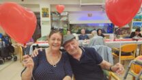 מרסל ומנחם חוגגים את ט"ו באב במרכז היום (צילום: מרכז היום לקשיש רמת השרון)