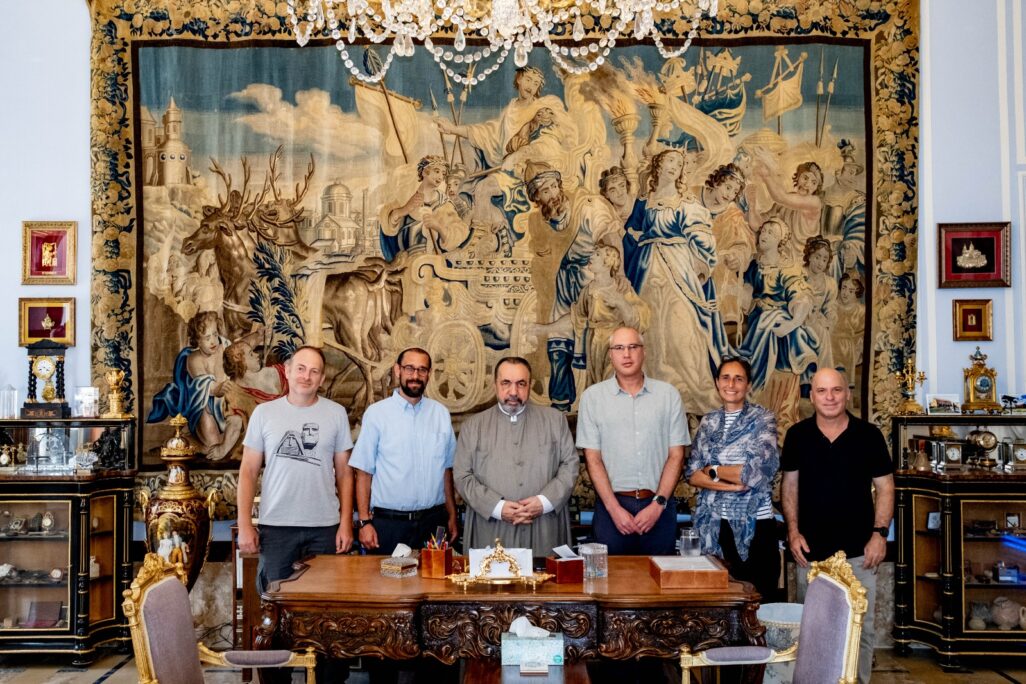 קבוצת ידידי ארמניה עם פטריארך הכנסייה הארמנית בירושלים (צילום: האב אר'אן גוגצ'יאן, הפטריארכיה הארמנית של ירושלים) קבוצת ידידי ארמניה עם פטריארך הכנסייה הארמנית בירושלים (צילום: האב אר'אן גוגצ'יאן, הפטריארכיה הארמנית של ירושלים)