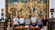 קבוצת ידידי ארמניה עם פטריארך הכנסייה הארמנית בירושלים (צילום: האב אר'אן גוגצ'יאן, הפטריארכיה הארמנית של ירושלים)