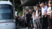 נוסעים בנסיעת המבחן הראשונה של הרכבת הקלה בגוש דן ממתינים לרכבת (צילום: דוד טברסקי)