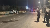 שוטרים בזירת רצח בכפר קרע (צילום: דוברות המשטרה)