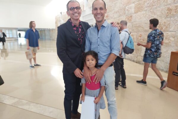 שי גורטלר (משמאל), שחר גלוברמן ובתם טניה בכניסה לאולם בית המשפט (צילום: באדיבות המצולמים)