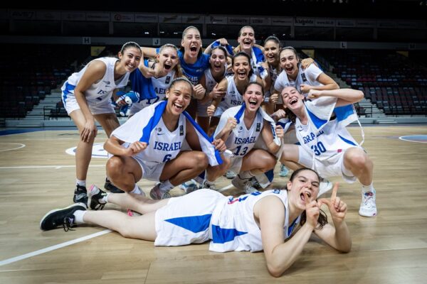 נבחרת העתודה נשים בכדורסל אחרי הניצחון על פינלנד בשמינית גמר אליפות אירופה (צילום: FIBA.com)