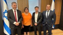 שר האוצר בצלאל סמוטריץ׳, שר החינוך יואב קיש, שר הקליטה והעלייה אופיר סופר ומזכ״לית הסתדרות המורים יפה בן דוד במעמד חתימת הסכם השכר לעובדי ההוראה באולפנים (צילום: דוברות משרד האוצר)