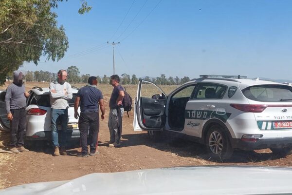החשודים שנעצרו בעמק יזרעאל עם הייבול החקלאי הגנוב (צילום: דוברות המשטרה)