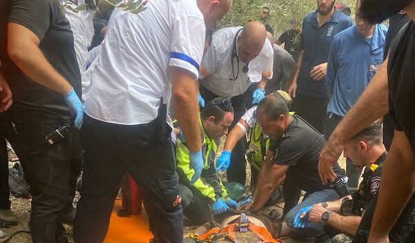 ניסיונות החייאה באחד הכבאים שנפלו אל בור בעומק 8 מטרים במהלך מאמצי חילוץ של אדם לכוד (צילום: דוברות כבאות והצלה)