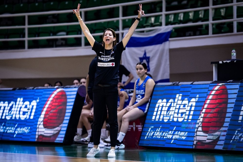 שירה העליון, מאמנת נבחרת הקדטיות בכדורסל, מול צ'כיה באליפות אירופה עד גיל 16 (צילום: Fiba.com)