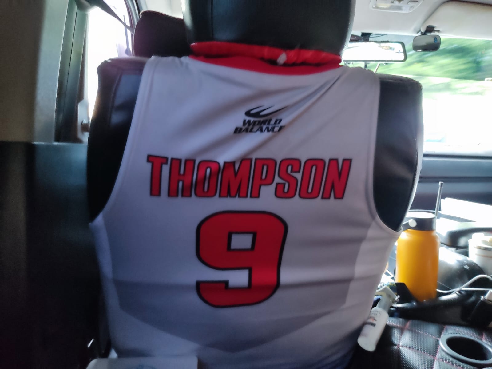 הגופייה של סקוטי תומפסון, כוכב נבחרת הפיליפינים בכדורסל, על כיסא נהג המונית במנילה (צילום: אורן לב ארי)
