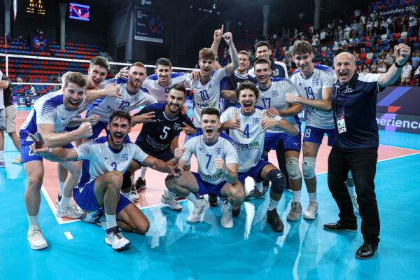נבחרת ישראל בכדורעף, אחרי הניצחון על יוון באליפות אירופה (צילום: לילך וייס)