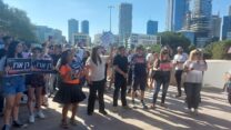 מועצת התלמידים ארצית והנהגת ההורים מפגינים מול משרד החינוך בתל אביב (צילום: מיכל מרנץ)