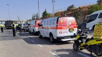 זירת פיגוע דריסה סמוך למחסום מכבים (צילום: תיעוד מבצעי מד״א)