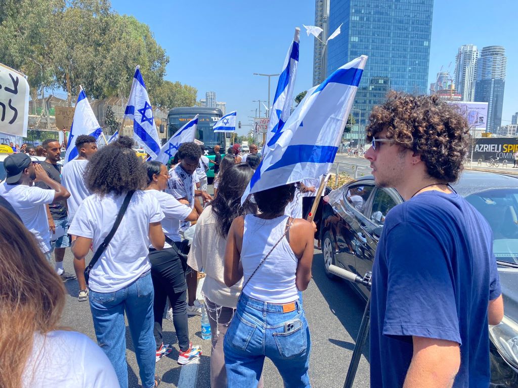 מפגינים חוסמים את התנועה בדרך בגין בתל אביב במחאה על התנהלות הפרקליטות בפרשת מותו של רפאל אדנה ז&quot;ל בן ה-4 (צילום: רשתות חברתיות, סעיף 27א' לחוק זכויות יוצרים)