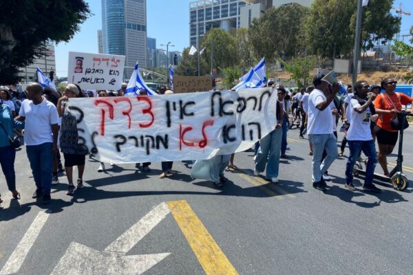 מפגינים חוסמים את התנועה בדרך בגין בתל אביב במחאה על התנהלות הפרקליטות בפרשת מותו של רפאל אדנה ז"ל בן ה-4 (צילום: יהל פרג')