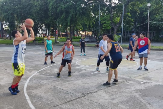 משחק כדורסל בשכונה במלינה, בירת הפיליפינים (צילום: אורן לב ארי)