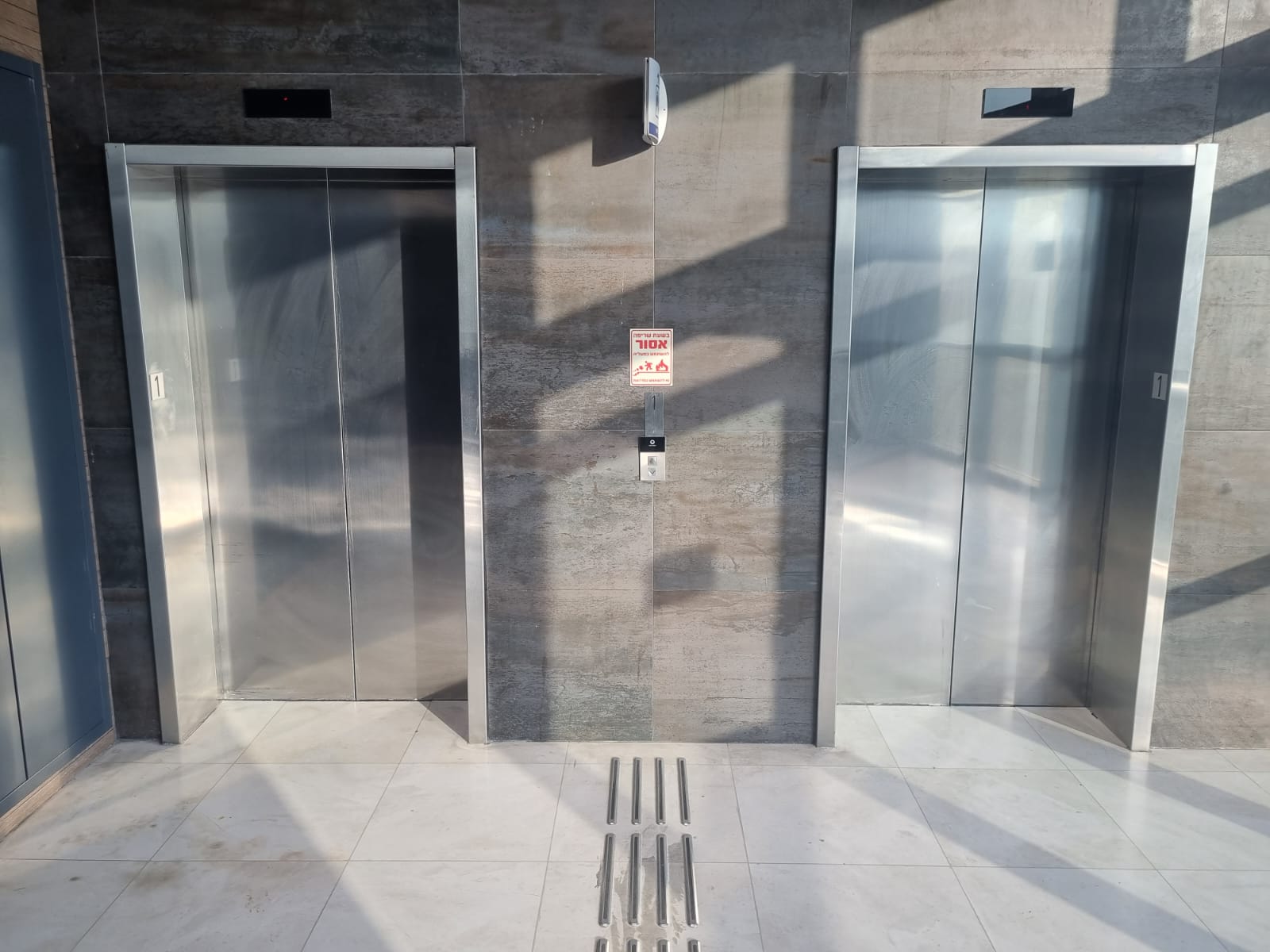 המעליות שמובילות מחניון העובדים בקריית הממשלה בטבריה למשרדים היו נעולות (צילום: עובדי קריית הממשלה בטבריה)