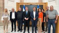 פגישת משא ומתן בין משרדי החינוך והאוצר לארגון המורים ומרכז השלטון המקומי על הסכם שכר חדש למורי התיכונים. מימין לשמאל: אבי פסקל מארגון המורים, אפי מלכין הממונה על השכר, מיכל מנקס סמנכ"לית חינוך ורווחה במרכז השלטון המקומי, חגית מגן ראש מנהל שכר והסכמי עבודה בשלטון המקומי, יו"ר מרכז השלטון המקומי חיים ביבס, שר החינוך יואב קיש, יו"ר ארגון המורים רן ארז, מנכ"ל משרד החינוך מאיר שמעוני, עו"ד סיגל פעיל המייצגת את ארגון המורים (צילום: דוברות משרד החינוך)