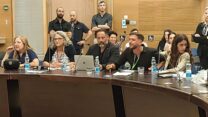 משתתפים בכנס השדולה למען נפגעי הלם קרב בכנסת קוטעים את חברי ח"כ מיכאל ביטון (צילום: הדס יום טוב)
