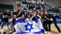נבחרת הקדטיות בכדורסל חוגגות ניצחון על צ'כיה והישארות בדרג א' באליפות אירופה עד גיל 16 (צילום:Fiba.com)