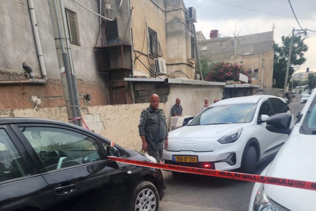 שוטרים בזירת רצח בג'יסר א-זרקא (צילום: דוברות המשטרה) שוטרים בזירת רצח בג'יסר א-זרקא (צילום: דוברות המשטרה)