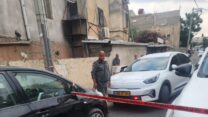 שוטרים בזירת רצח בג'יסר א-זרקא (צילום: דוברות המשטרה)