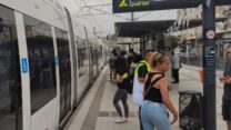 נוסעים בתחנת הרכבת הקלה בפתח תקווה, ביומה הראשון (צילום: ניצן צבי כהן)