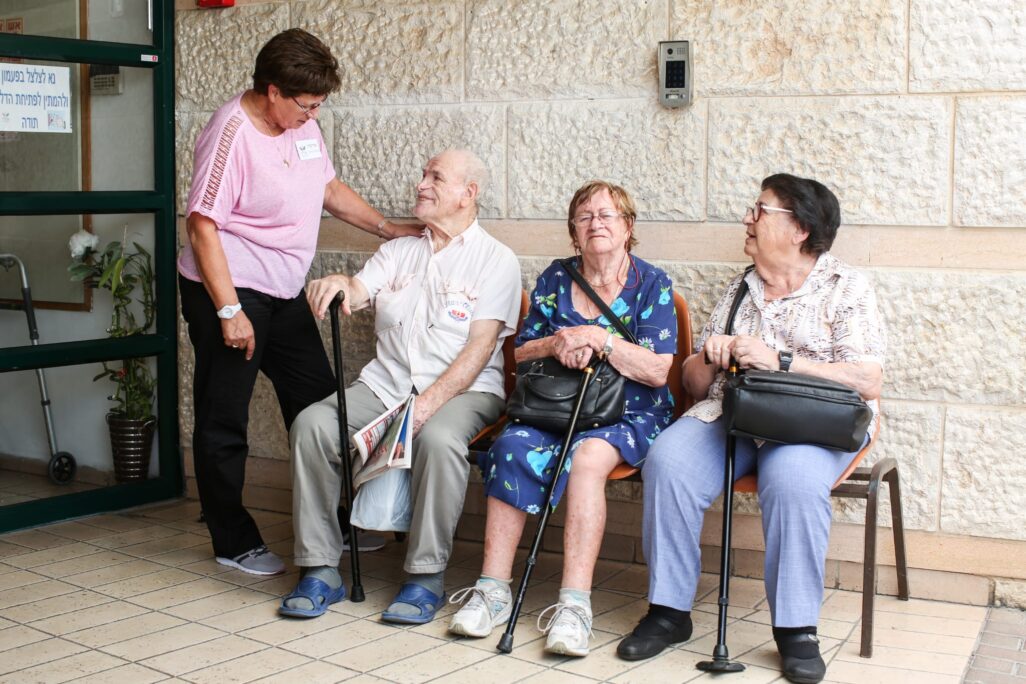 קשישים במרכז יום לקשיש (צילום ארכיון: עמותת שילה)