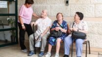 קשישים במרכז יום לקשיש (צילום ארכיון: עמותת שילה)