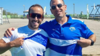 רון הלוי (משמאל) והמאמן רועי לב, אחרי שזכה במדליית הארד באליפות אירופה בחתירה בקיאק פראלימפי (צילום: אלבום פרטי)