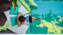 עבודה בחופשה (צילום אילוסטרציה: Shutterstock)