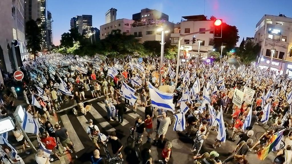 צעדת תמיכה במערכת המשפט בשדרות רוטשילד בתל אביב (צילום: שב״פ @sha_b_p)