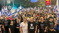 שר המשפטים לשעבר אבי ניסנקורן (שלישי מימין) עם שופטים לשעבר, בצעדת תמיכה במערכת המשפט בתל אביב (צילום: ארגוני המחאה)