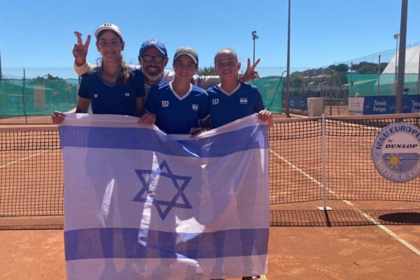 נבחרת הבנות עד גיל 12 בטניס, זוכות באליפות אירופה בצרפת (צילום: איגוד הטניס)